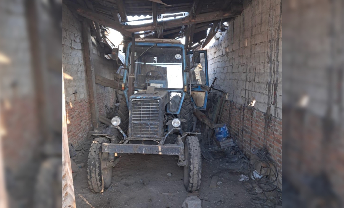 На Чернігівщині росіяни обстріляли гаражі з тракторами