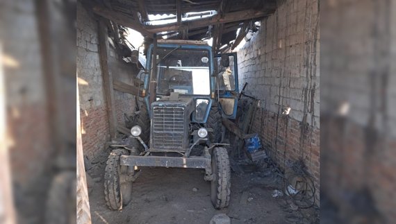 На Чернігівщині росіяни обстріляли гаражі з тракторами