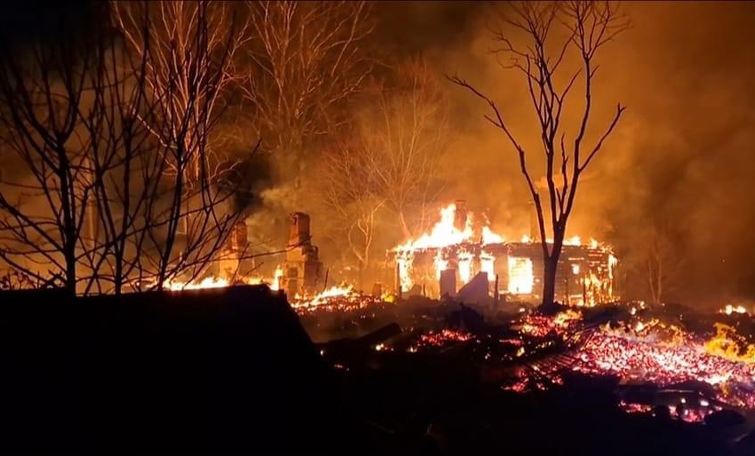 Через російські обстріли у прикордонному селі горіли хати