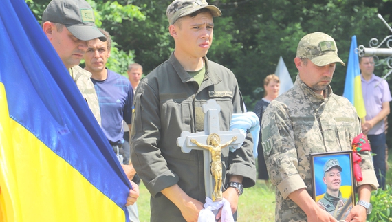 У Срібнянській громаді попрощались із загиблим за Україну бійцем