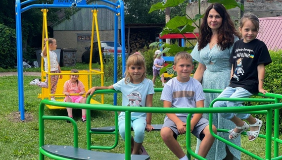 У Коропі встановили інклюзивний дитячий майданчик