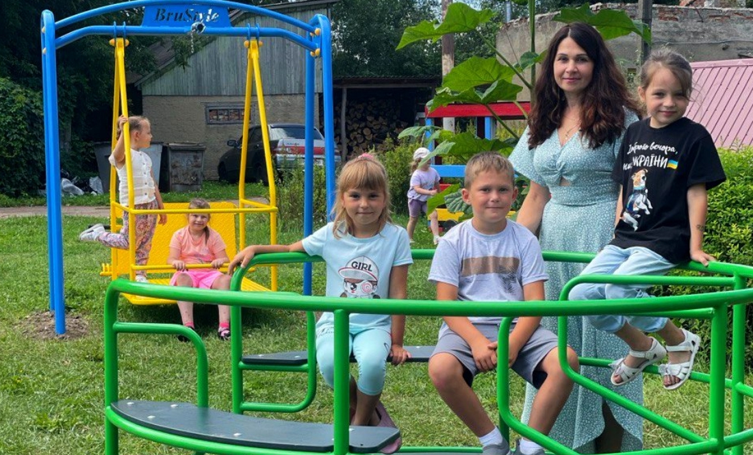 У Коропі встановили інклюзивний дитячий майданчик