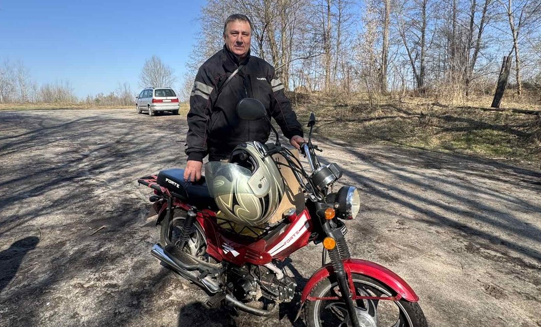 Валентин Котенко з Сосниці з машини пересів на мотоцикл «Дельта»