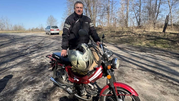 Валентин Котенко з Сосниці з машини пересів на мотоцикл «Дельта»