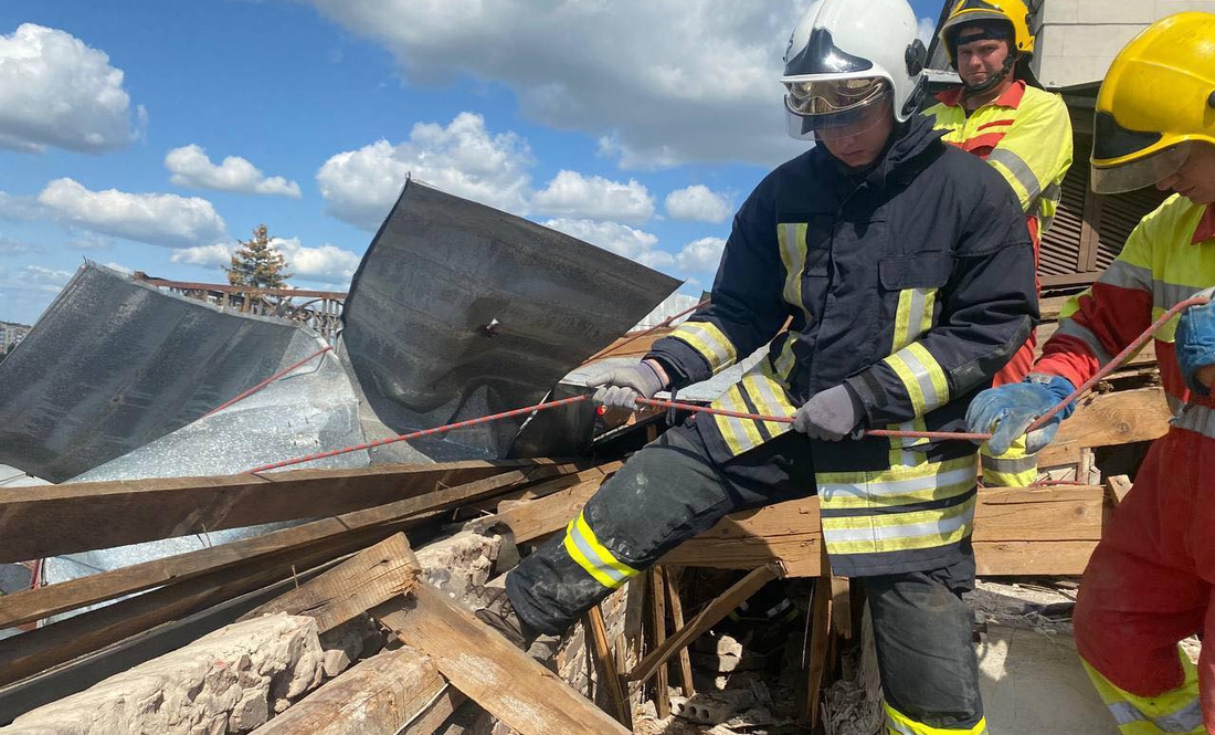 Драмтеатр: рятувальники розбирають залишки зруйнованого даху