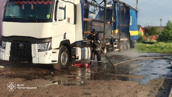Горіли автівки та будинки: російські обстріли Чернігівщини за добу