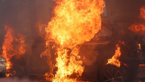 Залишки авта Юрія Трохименко. Фото, які поширили чимало телеканалів по всьому світу