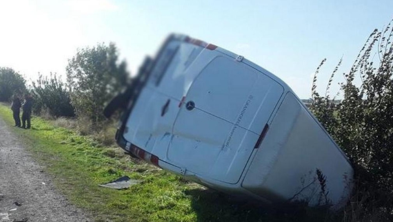 На Чернігівщині перекинувся Mercedes Sprinter. Що відомо про ДТП