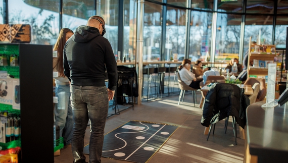 Цього року програма включає інтерактивні активації з «п’яними» окулярами Drunk Busters на десяти партнерських локаціях