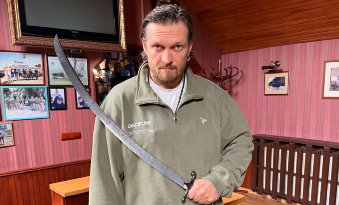 Олександр Усик із шаблею від зброяра з Корюківки