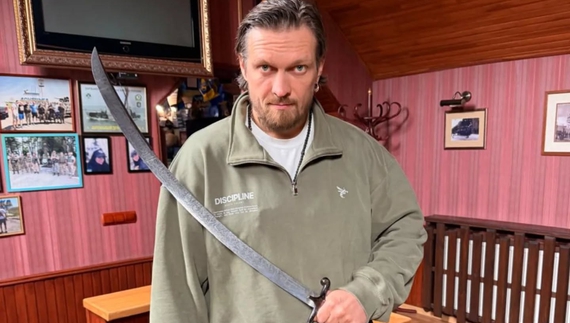 Олександр Усик із шаблею від зброяра з Корюківки