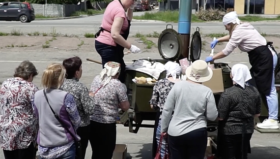 У мікрорайоні Бобровиця у Чернігові працює волонтерський центр: продукти, гаряча їжа та будматеріали