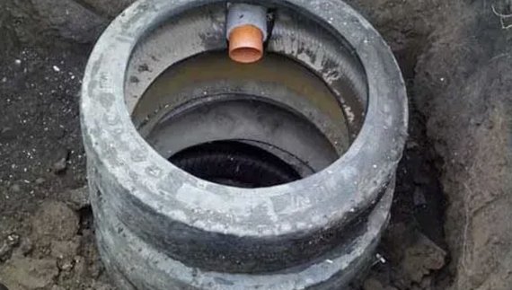 Чоловік з Чернігівщини будує каналізації з покришок