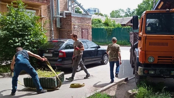 "Мунварта" Чернігова почала демонтувати тумби й клумби на внутрішньодворових проїздах