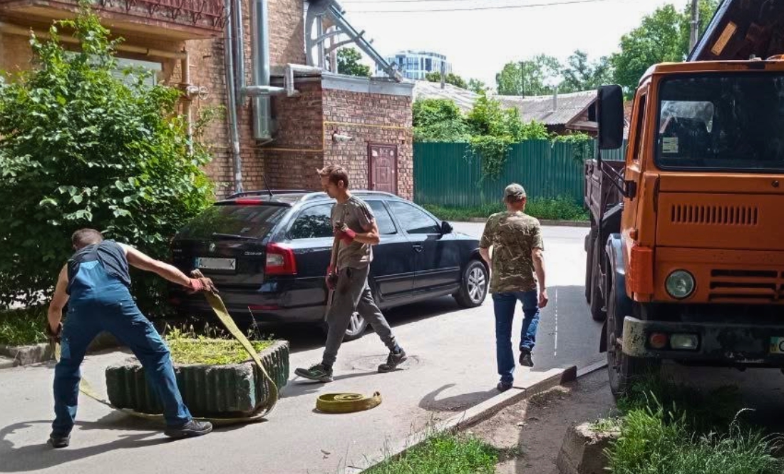 "Мунварта" Чернігова почала демонтувати тумби й клумби на внутрішньодворових проїздах