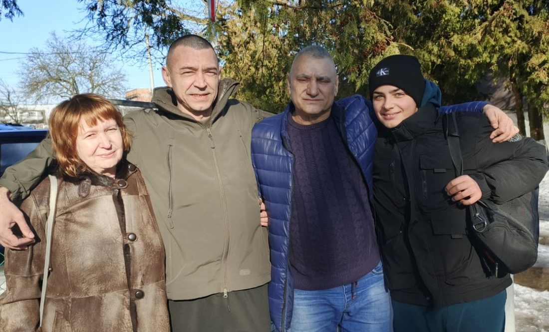 Зустріч у лікарні. Зліва направо: родина Роман — Галина, мати, Іван-молодший, Іван-старший, Олександр, син