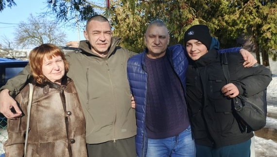 Зустріч у лікарні. Зліва направо: родина Роман — Галина, мати, Іван-молодший, Іван-старший, Олександр, син