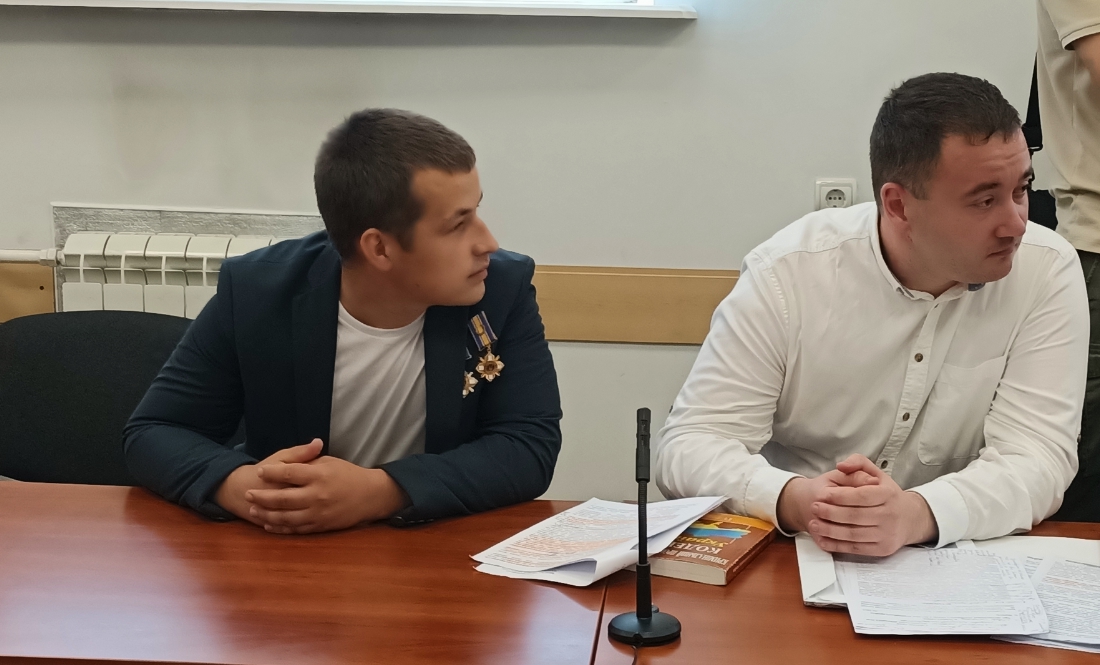 Зліва направо: Артем Панчик зі своїм адвокатом