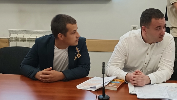 Зліва направо: Артем Панчик зі своїм адвокатом