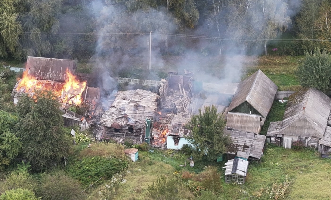 Пожежа у селі Новгород-Сіверської громади після обстрілів. 19 вересня 2025 року