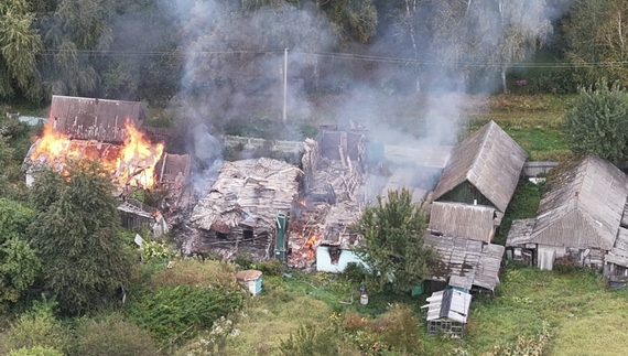 Пожежа у селі Новгород-Сіверської громади після обстрілів. 19 вересня 2025 року