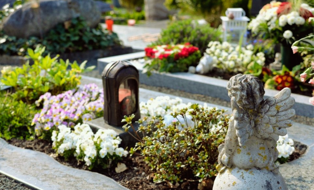 Громада Чернігівщини закликає відмовитися від штучних квітів і прибрати покинуті могили у поминальні дні