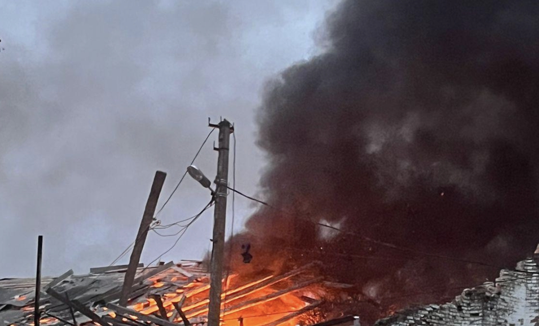 Пожежа після обстрілу в Новгород-Сіверському. 6 жовтня 2025 року