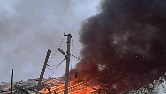 Пожежа після обстрілу в Новгород-Сіверському. 6 жовтня 2025 року