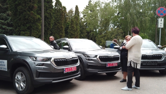 Сімейні лікарі з громад під Черніговом отримали нові авто