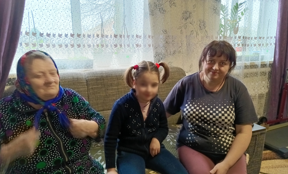 На Чернігівщині бабуся та дідусь ростять внучку-сироту з інвалідністю