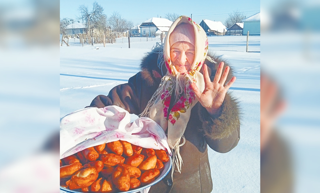Ніна Громова із Понорницької громади з гарячими пиріжками