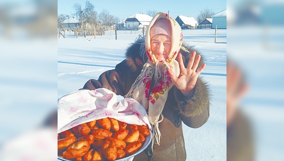 Ніна Громова із Понорницької громади з гарячими пиріжками