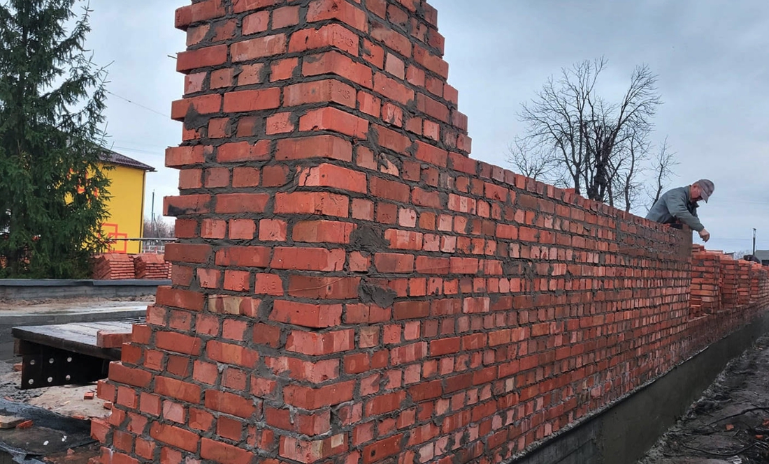Прискорились: у Іванівці підрядник вже виводить стіни харчоблоку місцевого ліцею