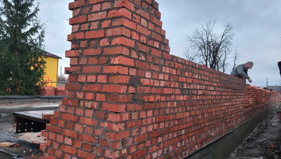 Прискорились: у Іванівці підрядник вже виводить стіни харчоблоку місцевого ліцею