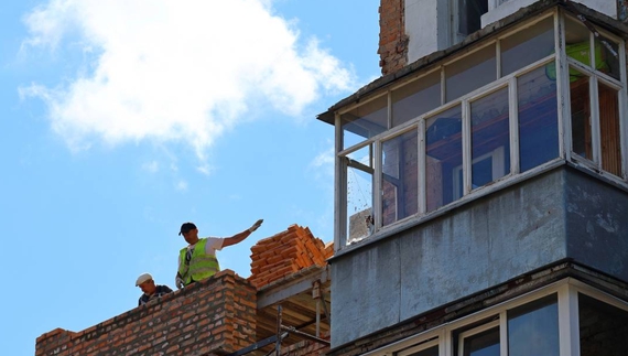 У чернігівському будинку після удару безпілотника зводять четвертий поверх