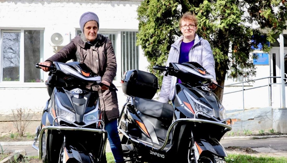 Зліва направо: Ліна Гончаренко та Тетяна Козій з новими скутерами