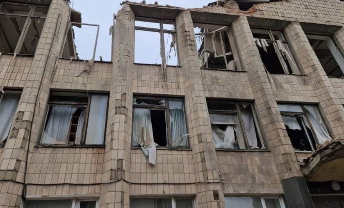 Росіяни розбили триповерхову міськраду в Семенівці