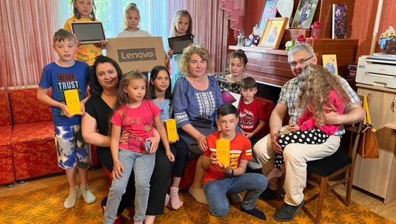 Родина з Рудки, в якій виховується 10 дітей, отримала подарунки від Першої леді України