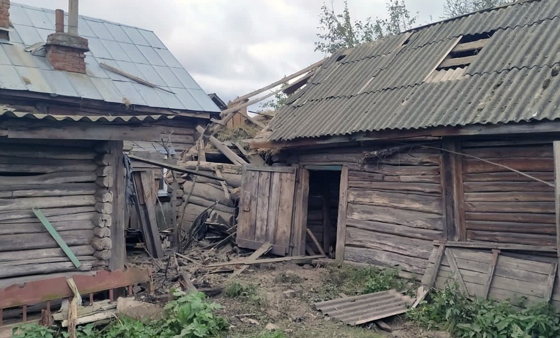Росіяни розбомбили будинок у прикордонному селі Чернігівщини