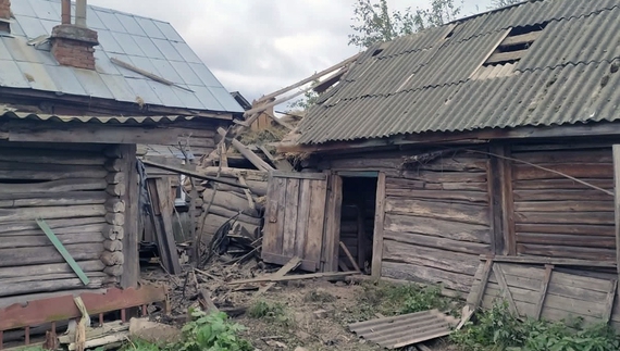 Росіяни розбомбили будинок у прикордонному селі Чернігівщини