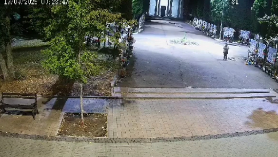 У Ніжині вандал осквернив Алею Героїв – поліція встановлює особу порушника