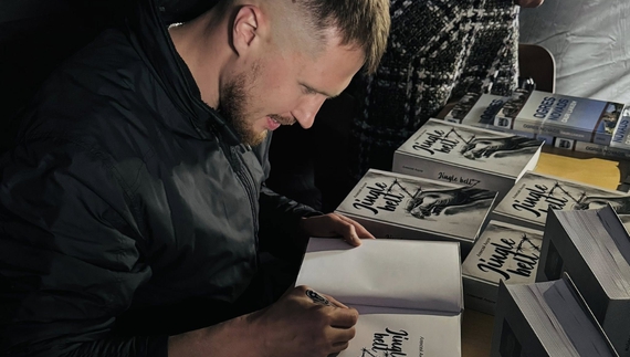 Чернігівський воїн, який пережив тортури в рф, випустив книгу в Латвії
