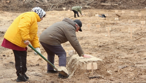 Чернігівці приходять на місце масового поховання своїх рідних, життя яких обірвала війна