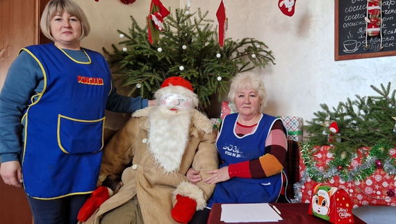 Продавчині Тамара Сидорець та Антоніна Карпова в куточку святого Миколая в кафе "Пролісок" у Вертіївці