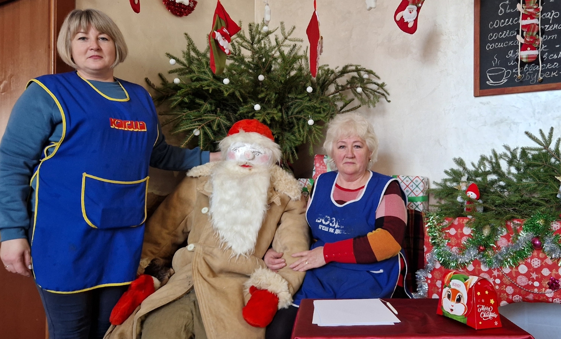 Продавчині Тамара Сидорець та Антоніна Карпова в куточку святого Миколая в кафе "Пролісок" у Вертіївці
