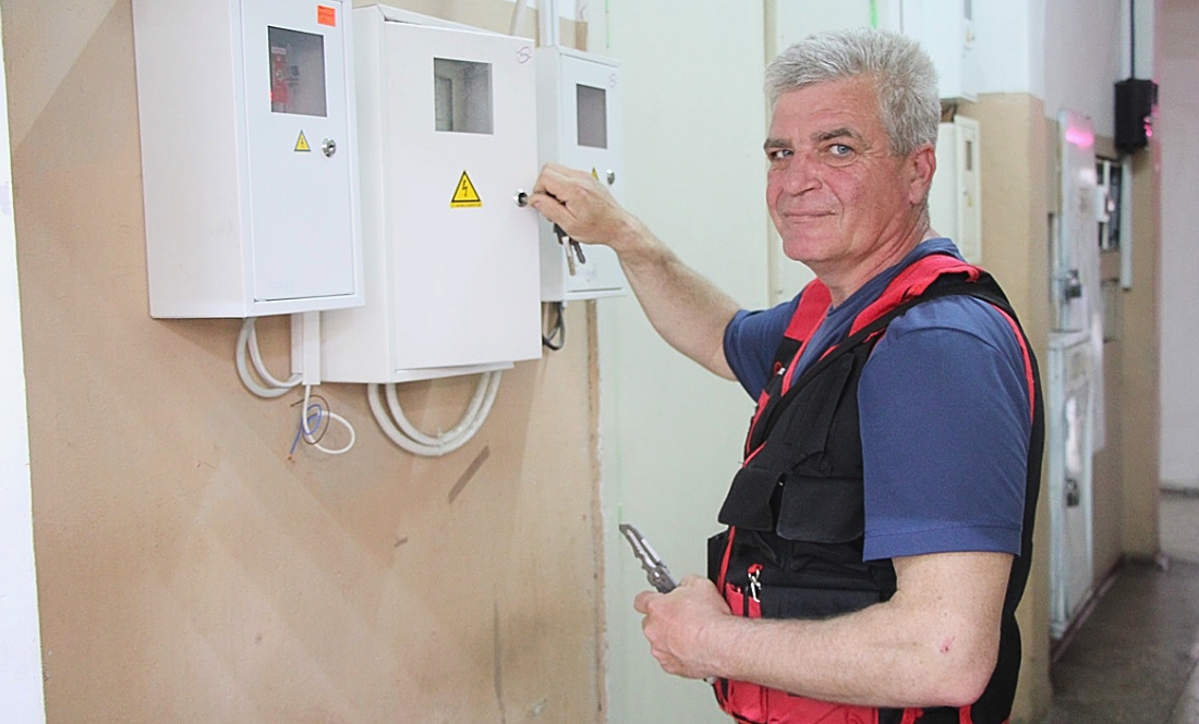 Анатолій Довда  став електриком. Такого фахівця підприємство шукало більше року