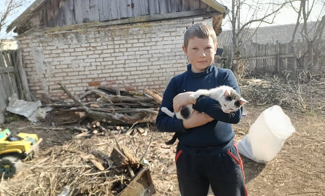 Олександр Куделін з бабусиним котом. Чернігівщина