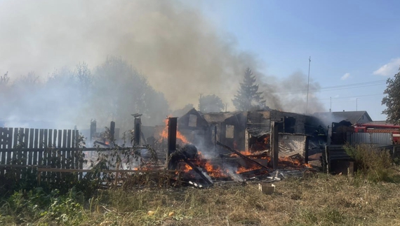 Палали хати в селі: ворог обстріляв прикордоння, поранені двоє цивільних