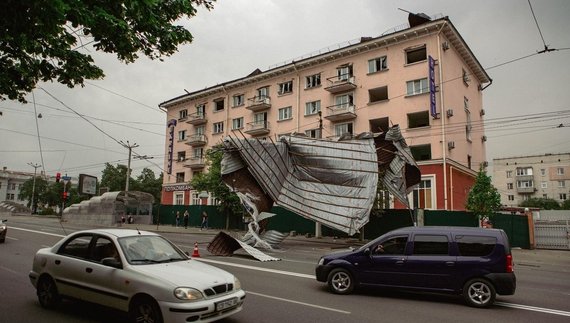 У Чернігові на готелі «Україна» зірвало дах