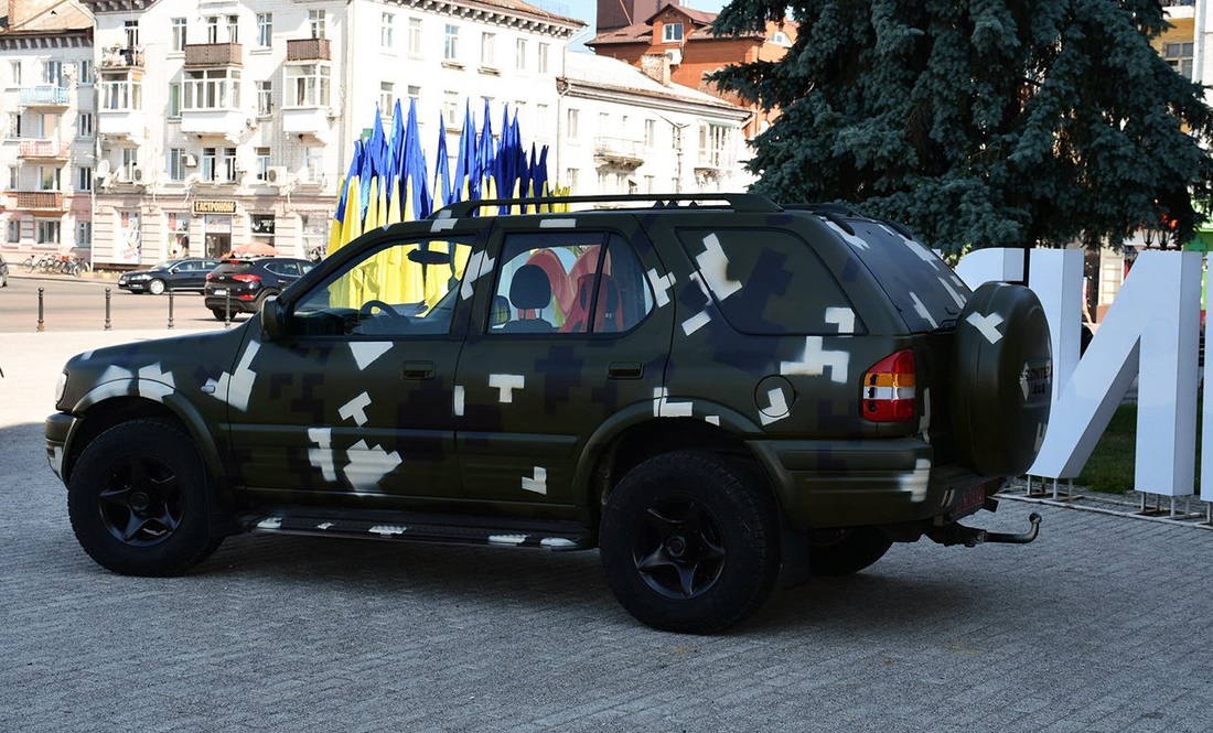 Гостинці з дому: Ніжинська громада передала  позашляховик військовим на передову